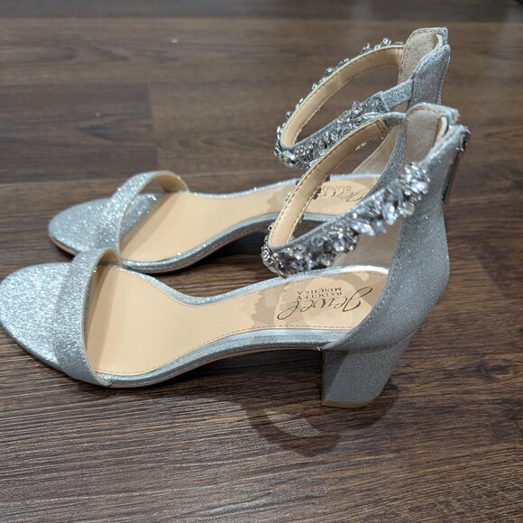 Badgley Mischka Size 7 Silver Heels with Rhinestone Strap and Block Heel - Picture 3 of 3